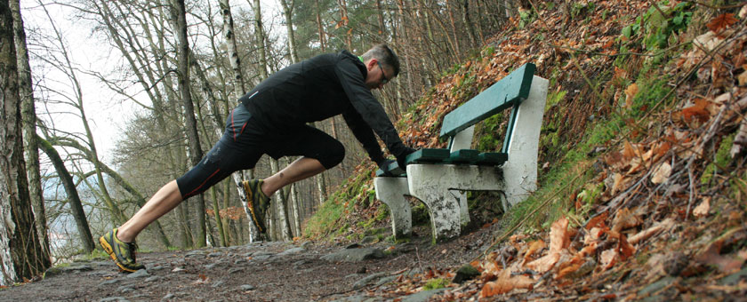 Lauftraining an einer Bank